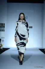 Model walk the ramp for Kallol Datta Show at Wills Lifestyle India Fashion Week 2012 day 4 on 9th Oct 2012 (84).JPG